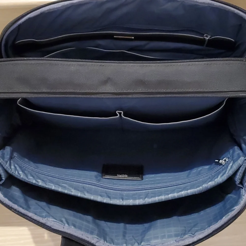 Tumi Arrivé T-Pass Kennedy Expandable Deluxe Brief Laptop Carryall Brief…